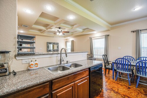 San Antonio Townhome ~ 2 Mi to Aquarium!