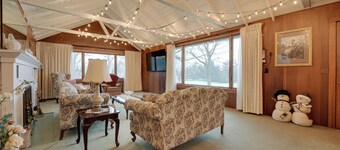 Cozy Hillsdale Home ~ 1 Mi to Baw Beese Lake!