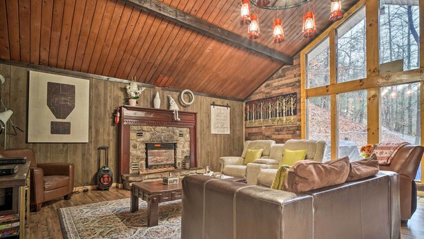 Living area - Pigeon Forge House w/ Private Yard! (Pigeon Forge)