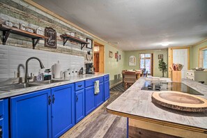 Microondas, horno, placa de cocina y trona infantil