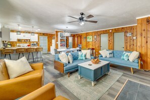 Télévision, cheminée, livres