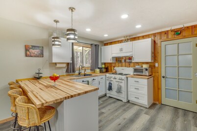 Pet-friendly Alpine Cabin w/ Gas Grill & Fireplace