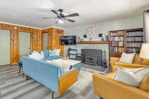 TV, fireplace, books - Pet-friendly Alpine Cabin w/ Gas Grill & Fireplace (Alpine)