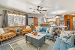 Télévision, cheminée, livres