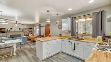 Nhà (3 Bedrooms) | Bếp riêng | Lò vi sóng, lò nướng, bếp nấu, máy xay thực phẩm