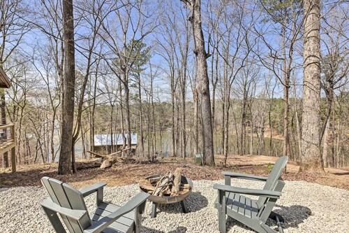 Cozy Studio Cabin in Tallassee w/ Water View!