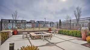 An outdoor patio area with a fire pit, seating, and a decorative planter. - Modern Townhome 4 Mi to Downtown Frederick! (Frederick)