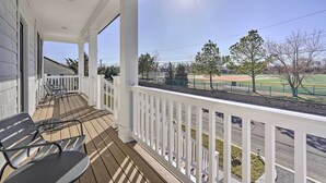 Eine überdachte Veranda mit Blick auf ein Baseballfeld.