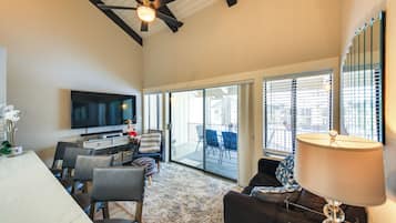 Căn hộ (2 Bedrooms) | Khu phòng khách | TV, đầu đĩa DVD