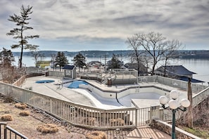 Ein Anwesen am Wasser mit Swimmingpool, einer Deckterrasse und Seeblick.