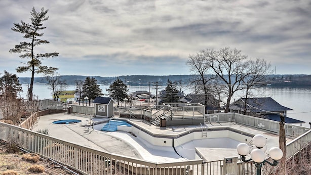 Una propiedad frente al lago con piscina, terraza y vistas al lago.