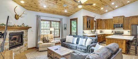 Casa (3 Bedrooms) | Área de sala de estar | Televisión, chimenea y libros