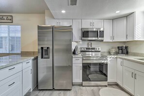 Apartment (2 Bedrooms) | Interior - Downtown Gilbert Condo w/ Screened Porch! (Gilbert)