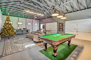 A pool table with green felt, a Christmas tree, and a patterned rug in a room with a high ceiling and exposed beams. - Beautiful Effort Escape w/ Private Hot Tub! (Effort)