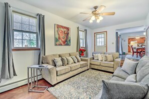 TV, fireplace - Beautiful Effort Escape w/ Private Hot Tub! (Effort)