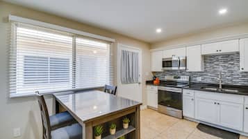 ์ํํธ (2 Bedrooms) | ๋ด๋ถ