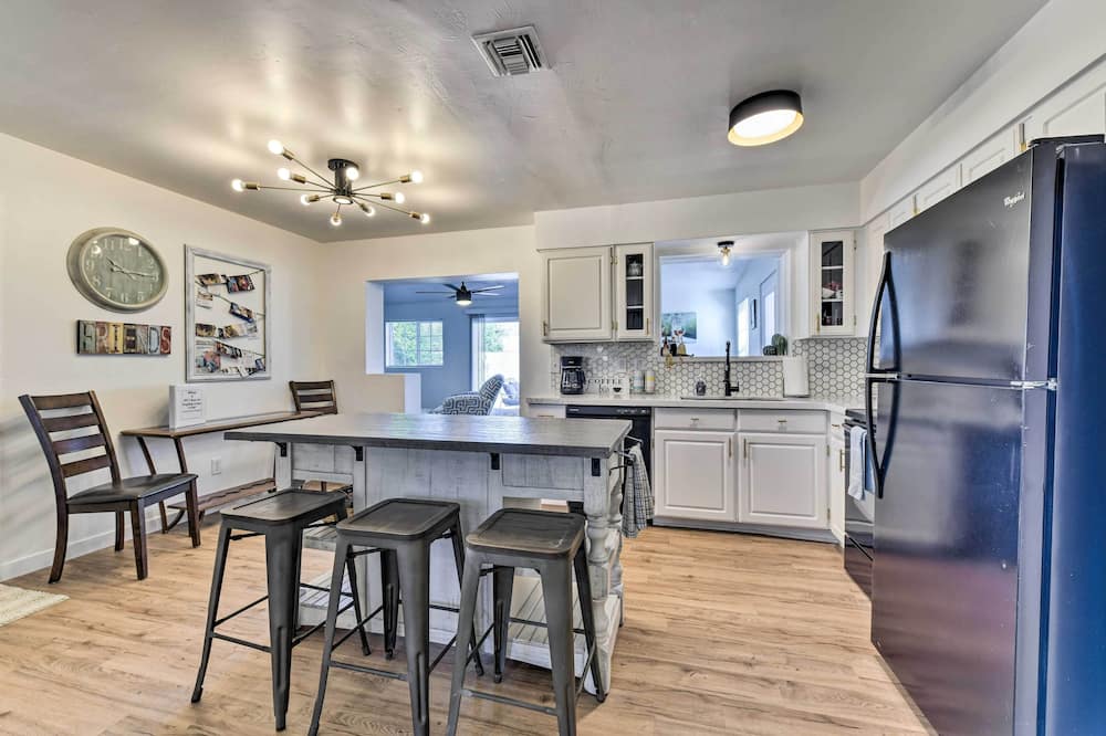 Downtown Gilbert Home w/ Fenced Yard & Fire Pit! - Venture Out, AZ