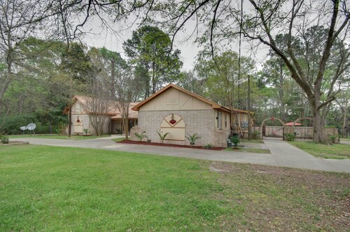 Hazlehurst Vacation Rental w/ Shared Yard!