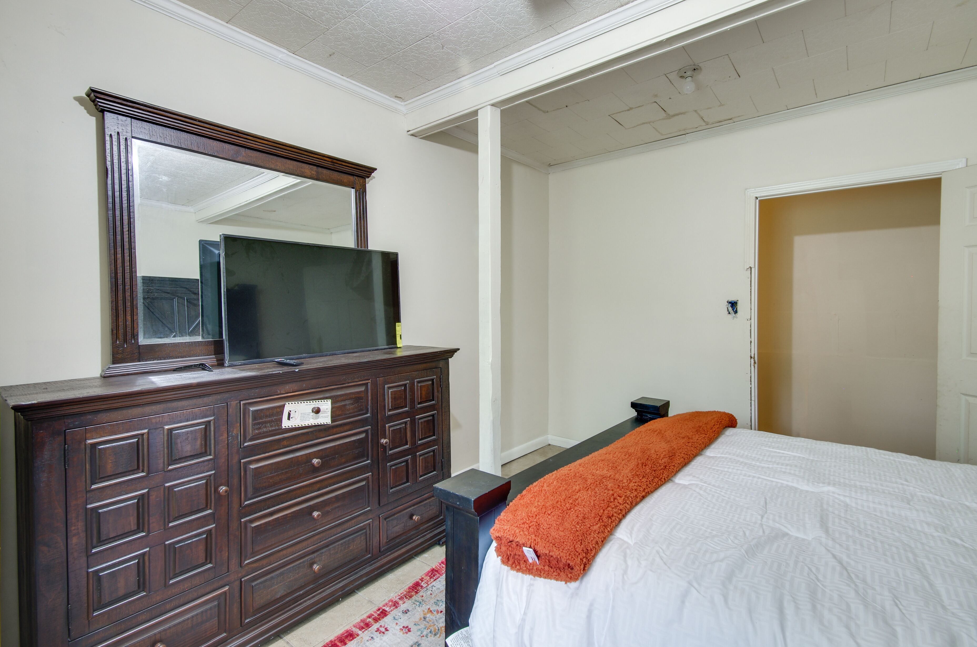 2 bedrooms, bed sheets