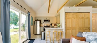 Serene Riverfront St. Clair Studio: Walk to Dtwn!