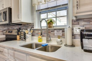 Een microgolfoven, een oven, een kookplaat, een vaatwasser