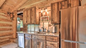 Une cuisine rustique avec des meubles en bois, un réfrigérateur en acier inoxydable et un lave-vaisselle encastré.