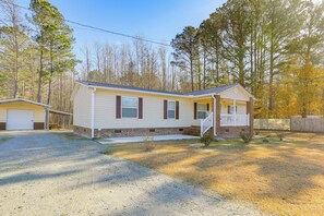 Interior - Cozy New Bern Getaway < 2 Mi to Trent River! (New Bern)