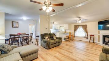 House (3 Bedrooms) | Interior