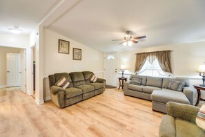 Interior - Cozy New Bern Getaway < 2 Mi to Trent River! (New Bern)