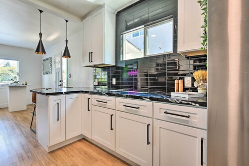 Updated + Modern Getaway < 6 Mi to Dtwn LA!