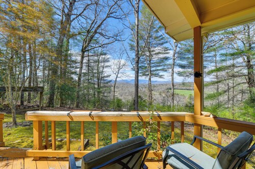 Franklin Cabin: Deck With Smoky Mountain Views!