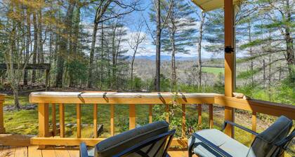 Franklin Cabin: Deck With Smoky Mountain Views!