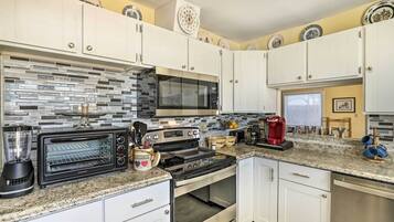 Apartemen (4 Bedrooms) | Dapur pribadi | Microwave, oven, kompor, dan mesin pencuci piring
