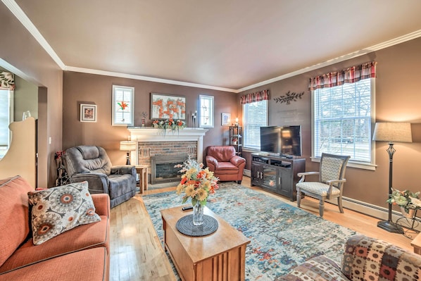 Fireplace - Spacious Michigan Home w/ Private Hot Tub (Gladstone)