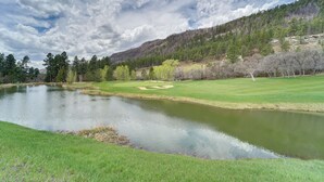 A golf course with a pond, green grass, and a forested hillside. - Durango Lofted Studio ~ 9 Mi to Purgatory Resort! (Durango)