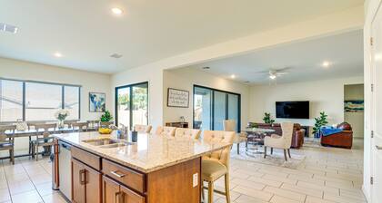 Modern Glendale Getaway ~ 3 Mi To Stadium!