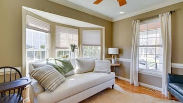 TV, pendiangan, buku-buku