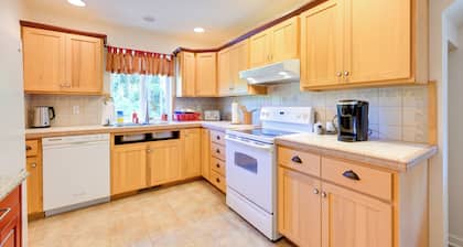 Chehalis Retreat w/ Scenic Views!