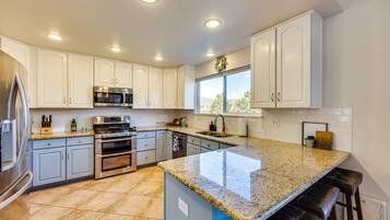 Rumah (4 Bedrooms) | Dapur pribadi | Peralatan masak/sendok-piring dan tisu