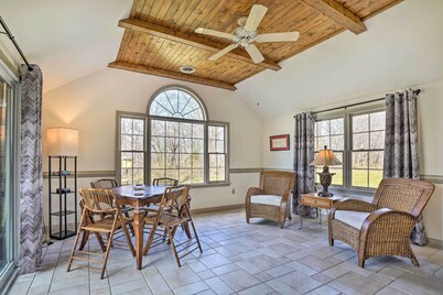 'chateau Ridge' Peaceful Retreat w/ Fire Pit!