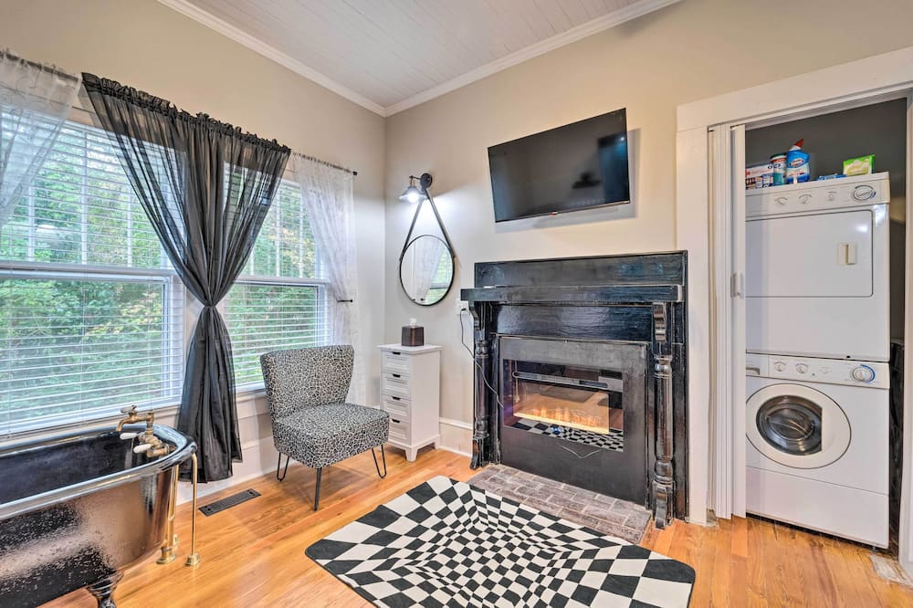 Burgaw House w/ Large Covered Porch & Swing! - Harrells, NC