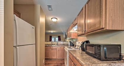Cozy Greensboro Townhome ~ 7 Mi to UNC Campus