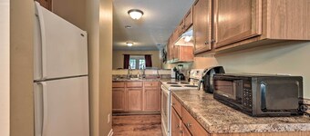 Cozy Greensboro Townhome ~ 7 Mi to UNC Campus