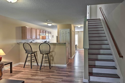 Cozy Greensboro Townhome ~ 7 Mi to UNC Campus