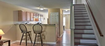 Cozy Greensboro Townhome ~ 7 Mi to UNC Campus