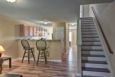 Cozy Greensboro Townhome ~ 7 Mi to UNC Campus