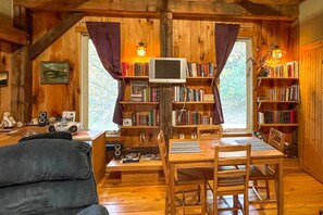 Apartment (0 Bedroom) | Interior - Pet-friendly Leicester 'mountain View' Escape (Marshall)