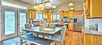 Bellemont Family Home w/ Hot Tub & Playground Set