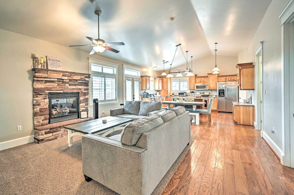 Bellemont Family Home w/ Hot Tub & Playground Set - Santa Fe, AZ