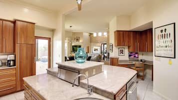 House (5 Bedrooms) | Interior